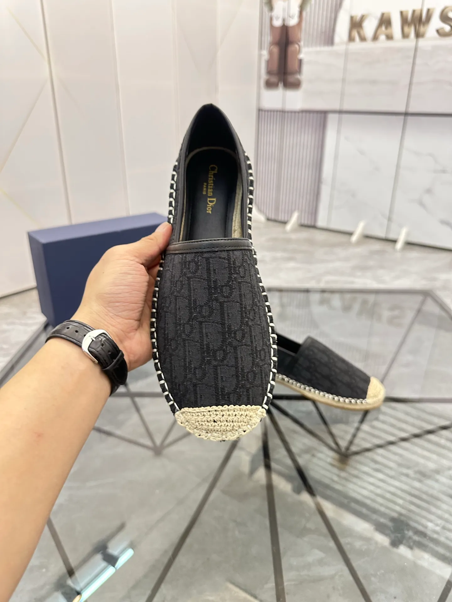 Men's shoes for sale 💰: 💰P400¥ Product trademark: Dior* "Dior*" low-top fisherman's shoes Regular size: 38-44 (can be customized to 37.45) Product materials: imported cowhide leather upper spliced ​​with original fabric, sheepskin lining, original outsole. Number: 1023